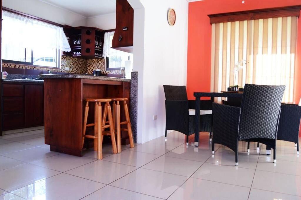Elegant Villa In La Fortuna With Spacious Backyard Plus Very Private Pool & Parking Exteriér fotografie
