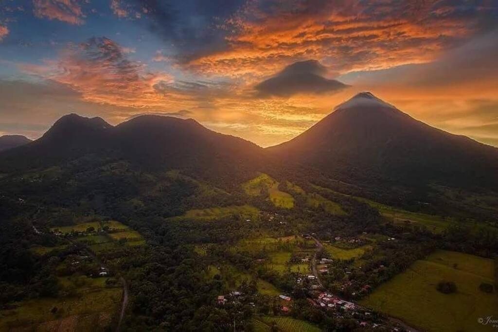 Elegant Villa In La Fortuna With Spacious Backyard Plus Very Private Pool & Parking Exteriér fotografie