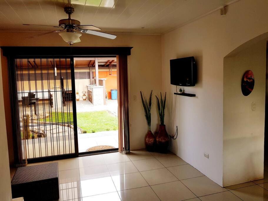 Elegant Villa In La Fortuna With Spacious Backyard Plus Very Private Pool & Parking Exteriér fotografie